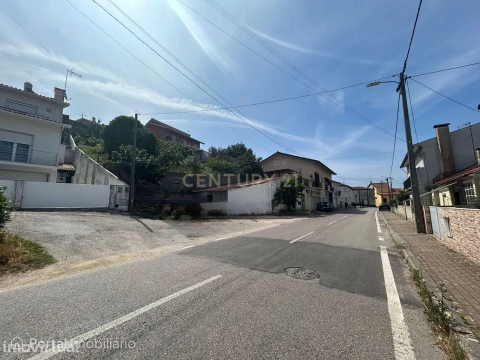 Terreno com 600 m² com moradia para reconstruir – Dianteiro, Coimbra