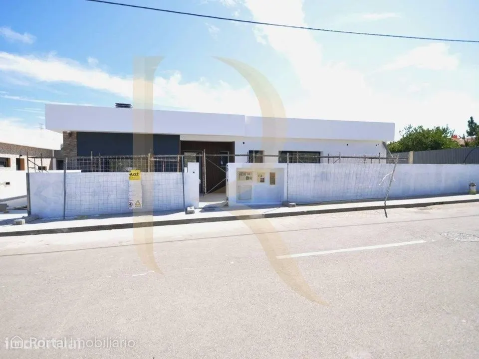 Moradia isolada térrea T4 nova com garagem e piscina na Quinta da M...