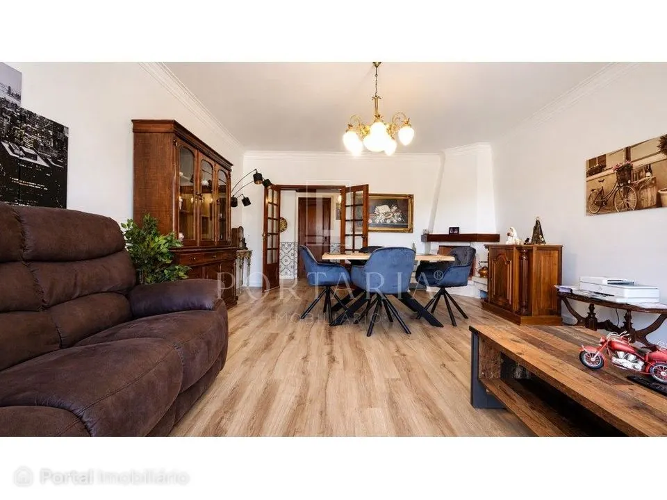 Apartamento T2 na Torre, a cinco minutos da Quinta da Marinha, em C...