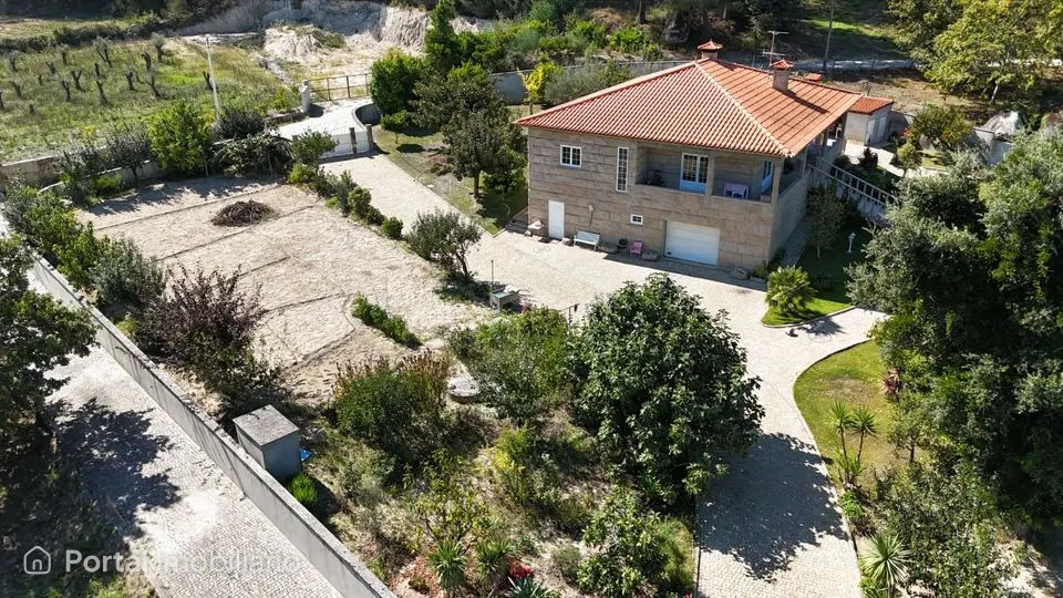 Moradia V3 em Avessadas e Rosém, Marco de Canaveses, com 5060 m² de terreno.