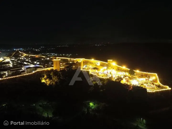 Moradia T3 nova, localizada numa zona bastante calma, em pleno coração do Oeste