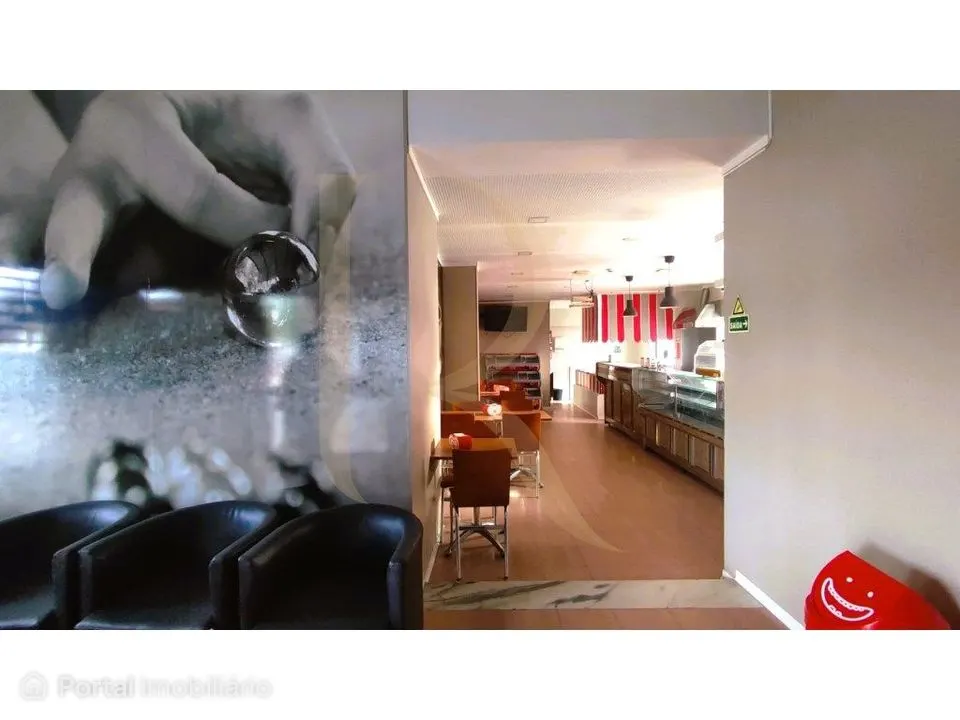 Loja de 2 pisos em Corroios - Oportunidade Única