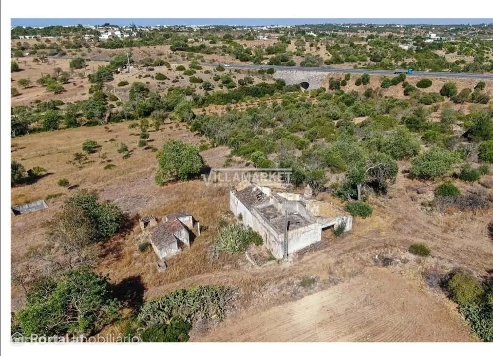 Ruína com 178 m2 inserida num terreno com 18440 m2 situada próxima de