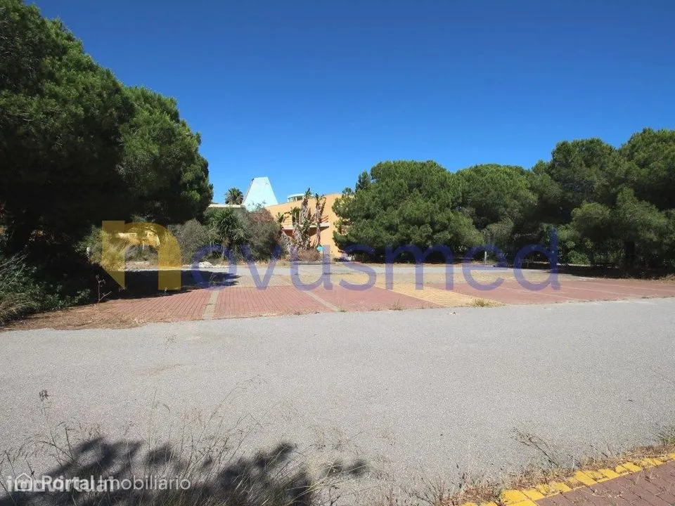 Edifício para Comércio, Serviços e Escritórios com Estacionamento n...