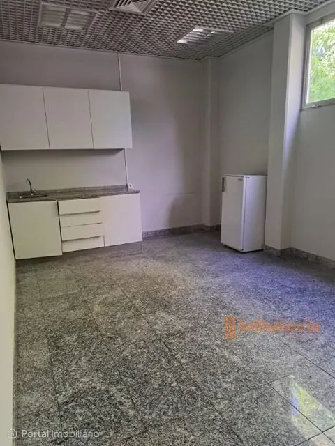 Prédio urbano destinado a comércio/serviços