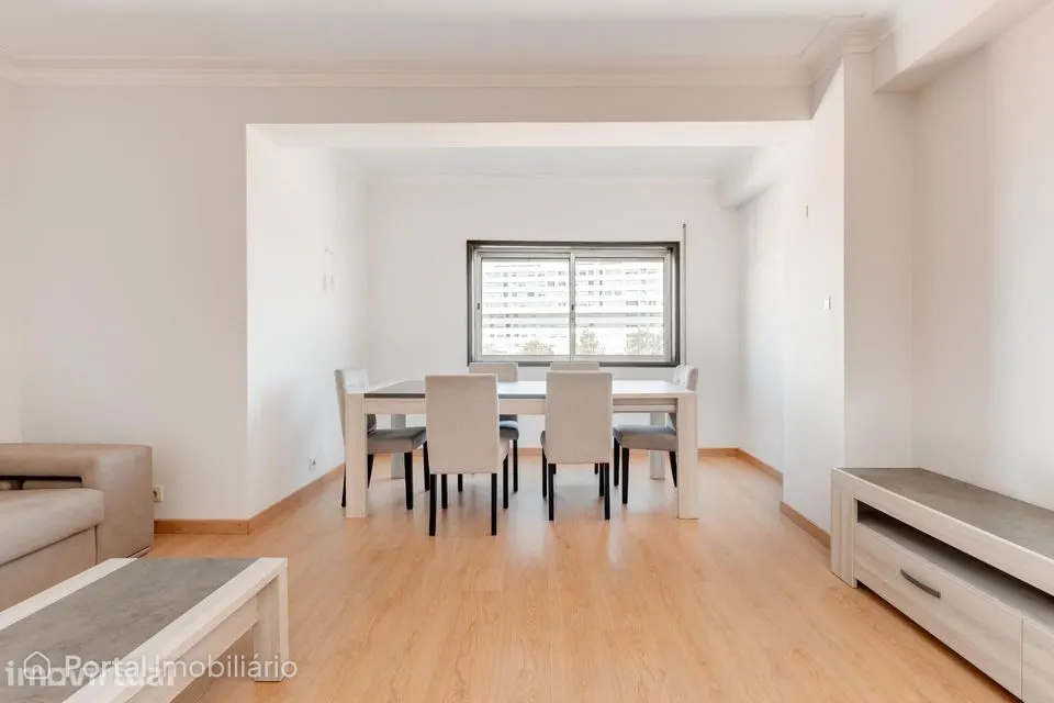 T2+1 com três lugares de garagem, em frente ao Jardim Soares dos...
