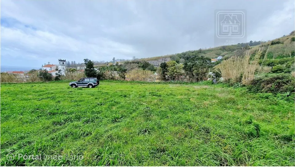 Amplo Terreno (prédio rústico) localizado na freguesia de Feteiras