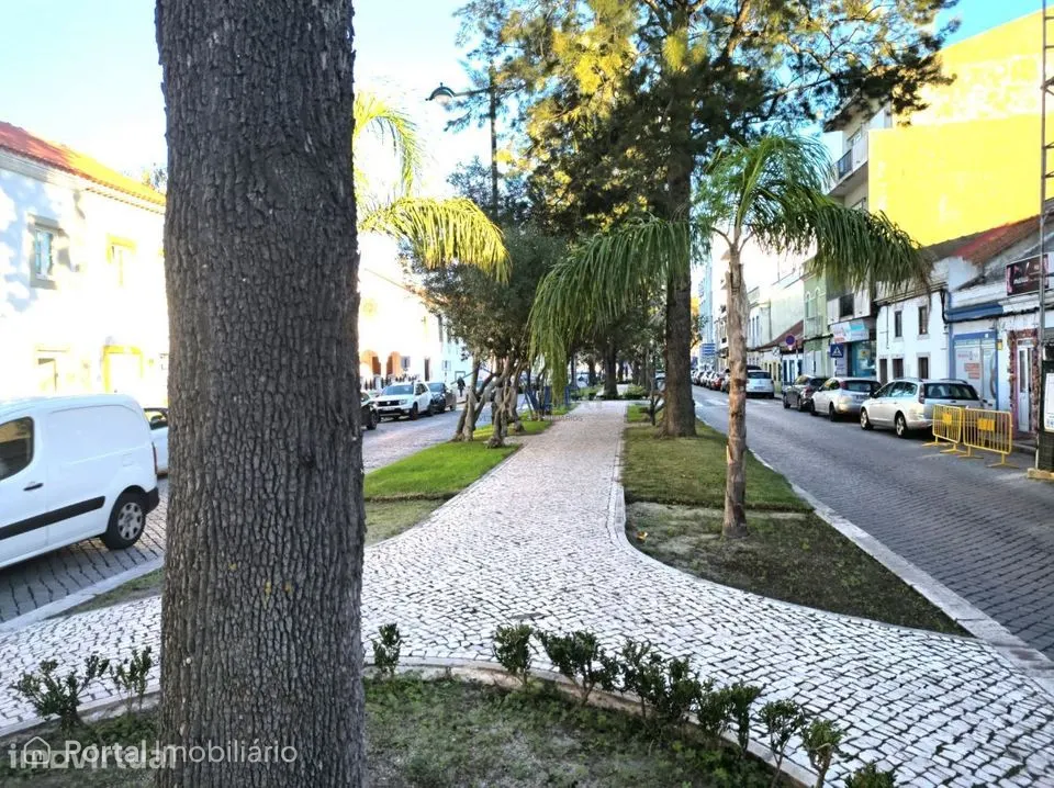 Prédio arrendado no centro do Montijo – rendimento 1.270 €/mês
