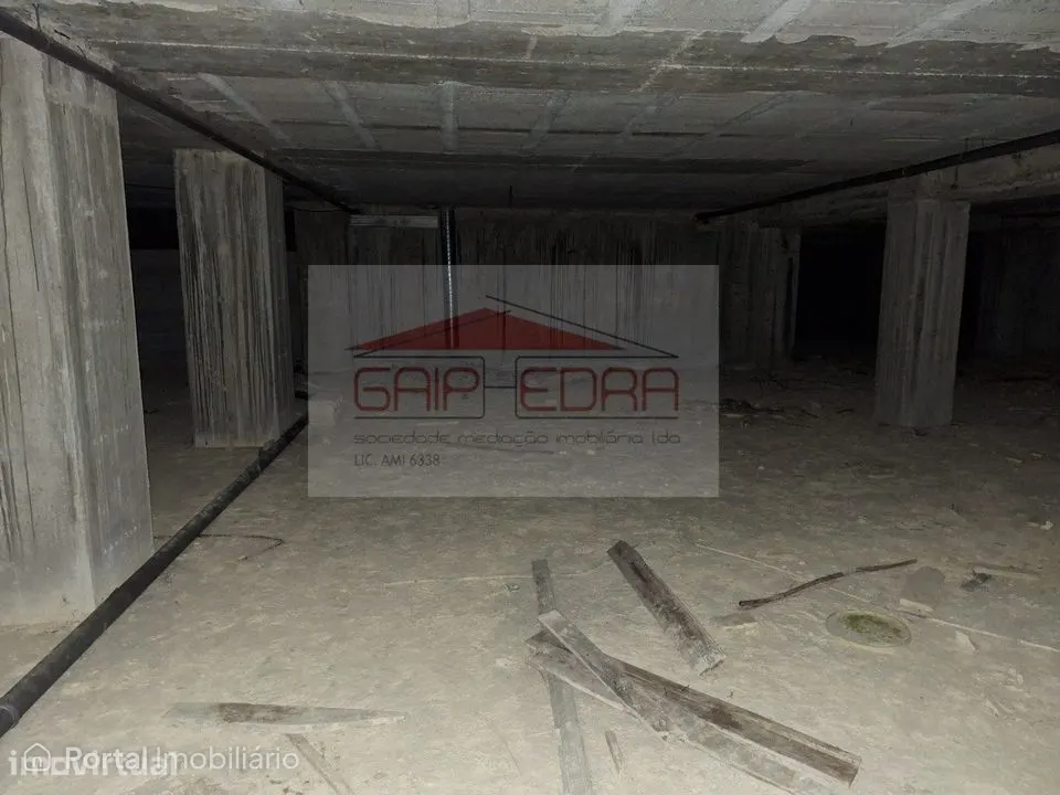 Totalidade da cave de prédio no centro Oliveira Azeméis
