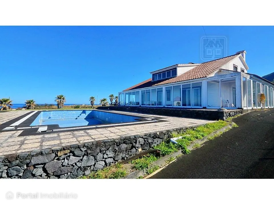 Venda de vivenda - Moradia à beira-mar, com amplo terreno, jardim e...