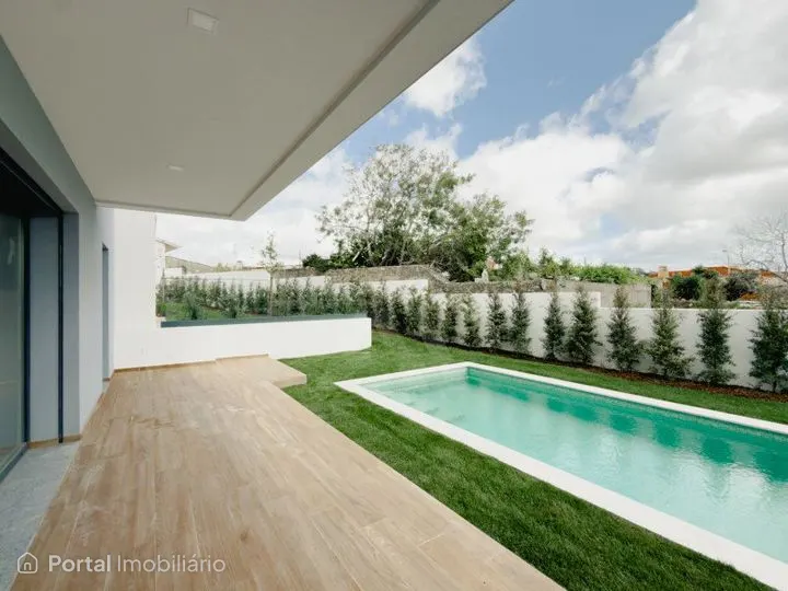Moradia T4 em Manique com piscina e jardim privativos em condomínio...