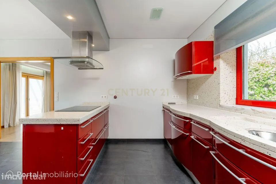 Moradia T4 com Piscina | 426 m² de Construção e Lote de 1.000 m² | Arr