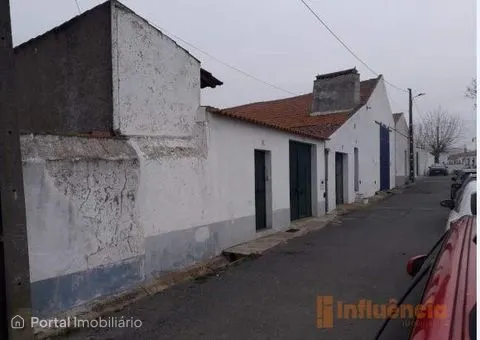 Moradia T2 com garagem e logradouro no centro de Alvito
