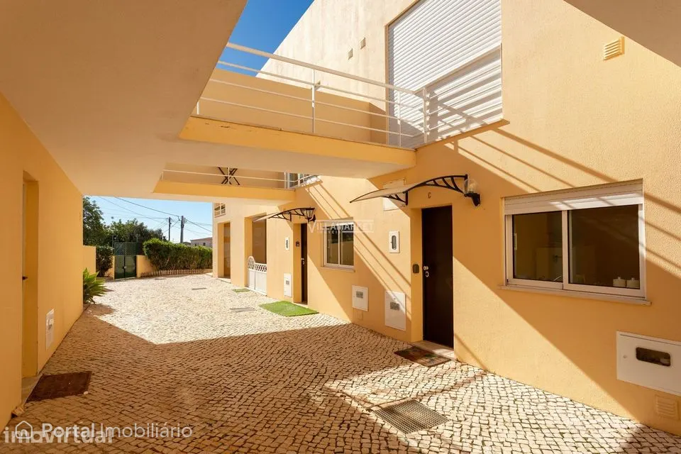 Moradia V2 com AL e Roof Top com vista mar inserida em condomínio com