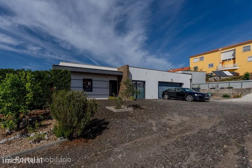 Moradia Térrea T4 com Piscina e Terreno em Campelos