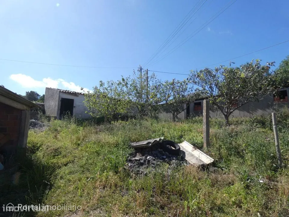 Terreno de 1050m2 no centro da Azueira com PIP para 4 moradias T3