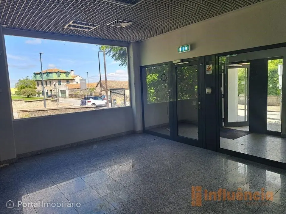 Prédio urbano destinado a comércio/serviços