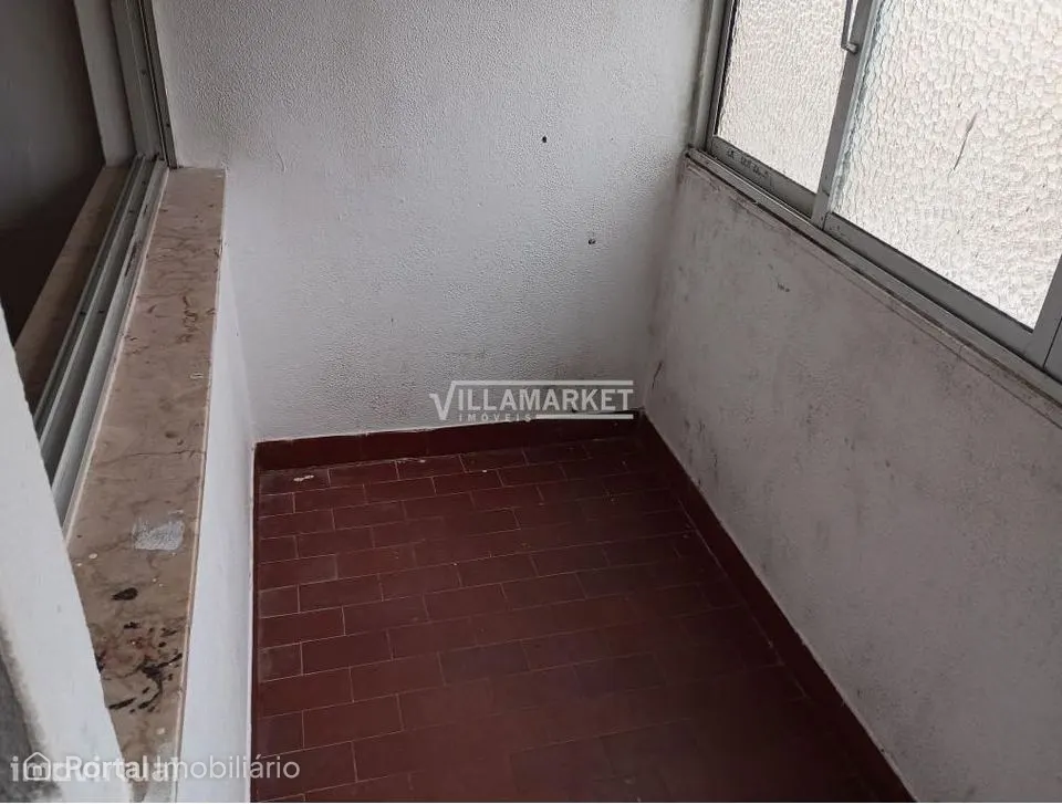 Apartamento T3 da banca inserido no 3º andar do nº 10 da Rua do Moinho
