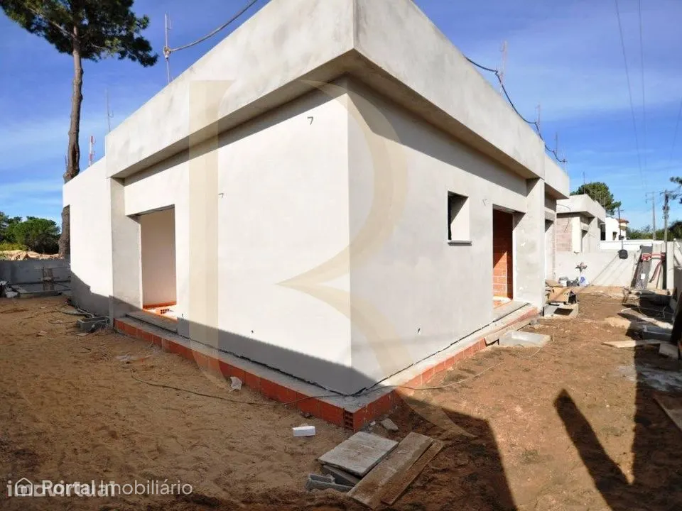 Moradia isolada térrea T3 com piscina e garagem em Azeitão