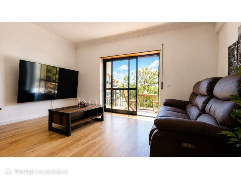 Apartamento T2 na Torre, a cinco minutos da Quinta da Marinha, em C...