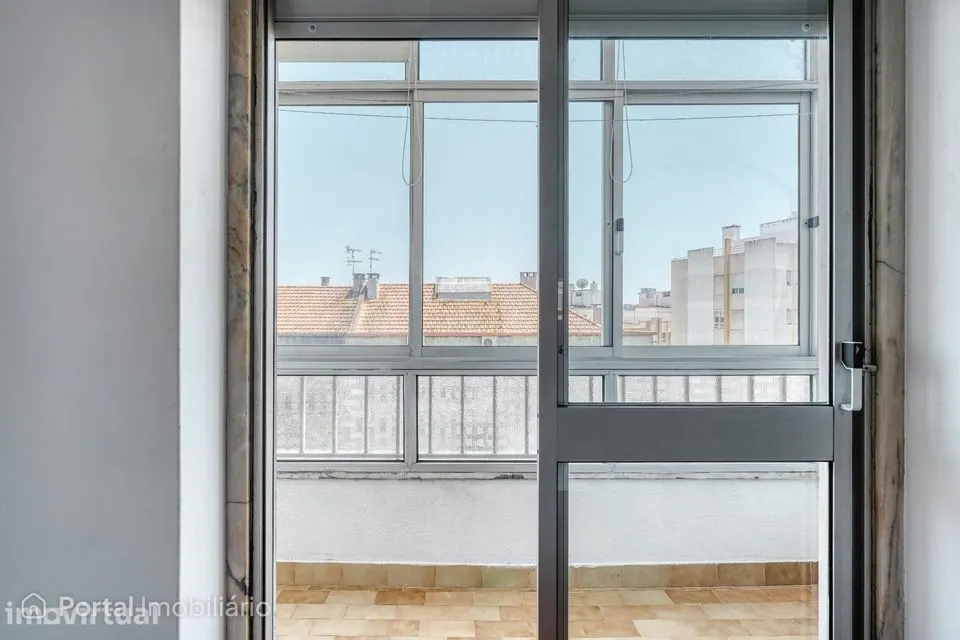 T3+1 Remodelado em Frente ao Mercado da Falagueira