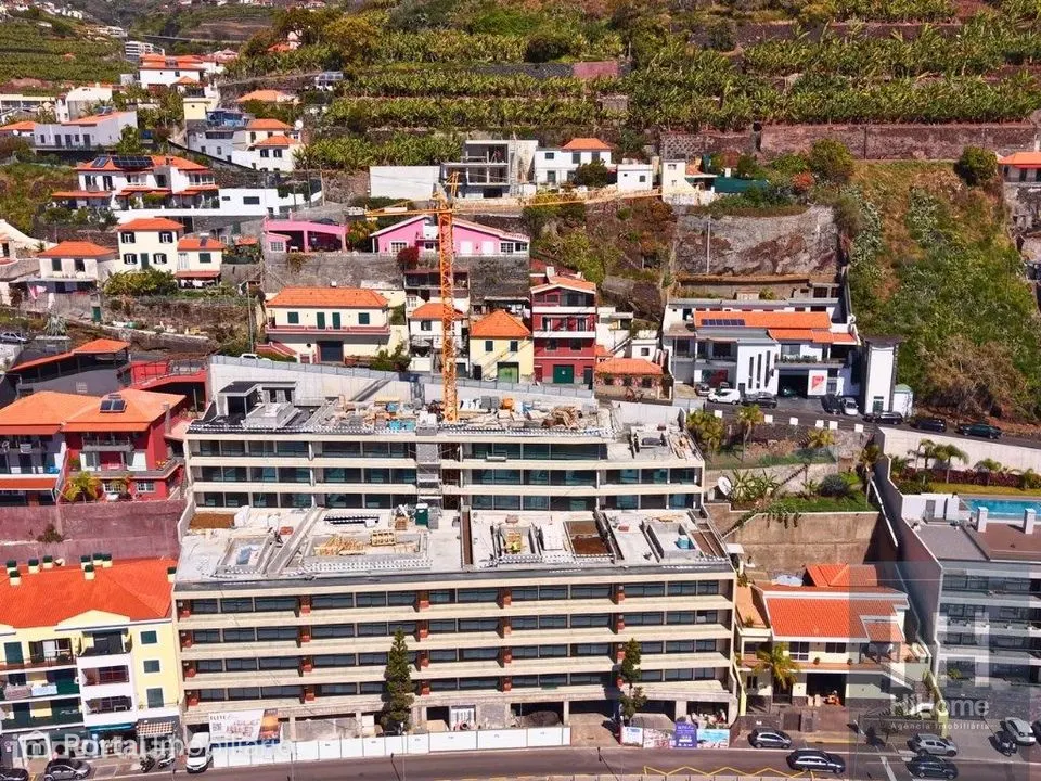 Apartamento T2 com Piscina no Edifício Elite Bay em Câmara de Lobos