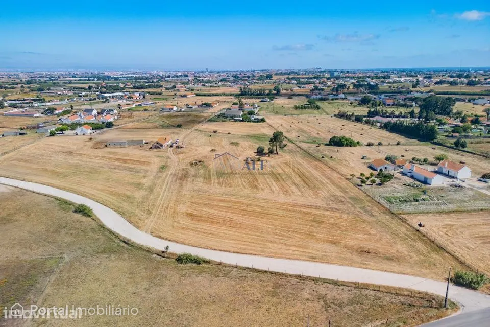 Terreno com 35000 m2 e moradia para reconstruir no Montijo