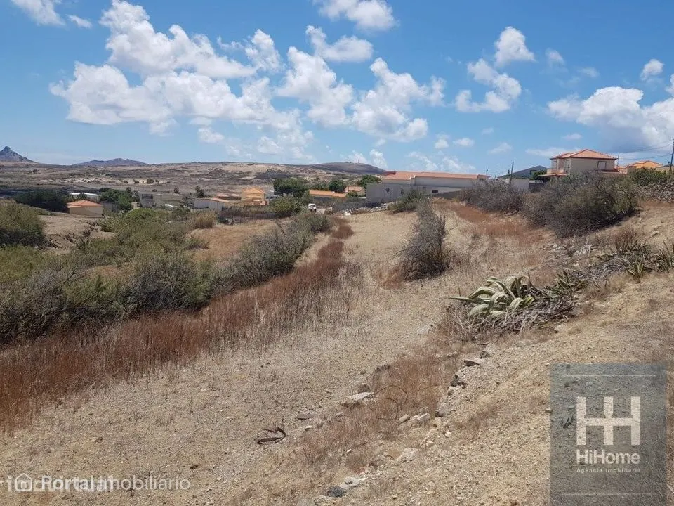 Terreno com 3.560 m2 na Camacha na Ilha de Porto Santo