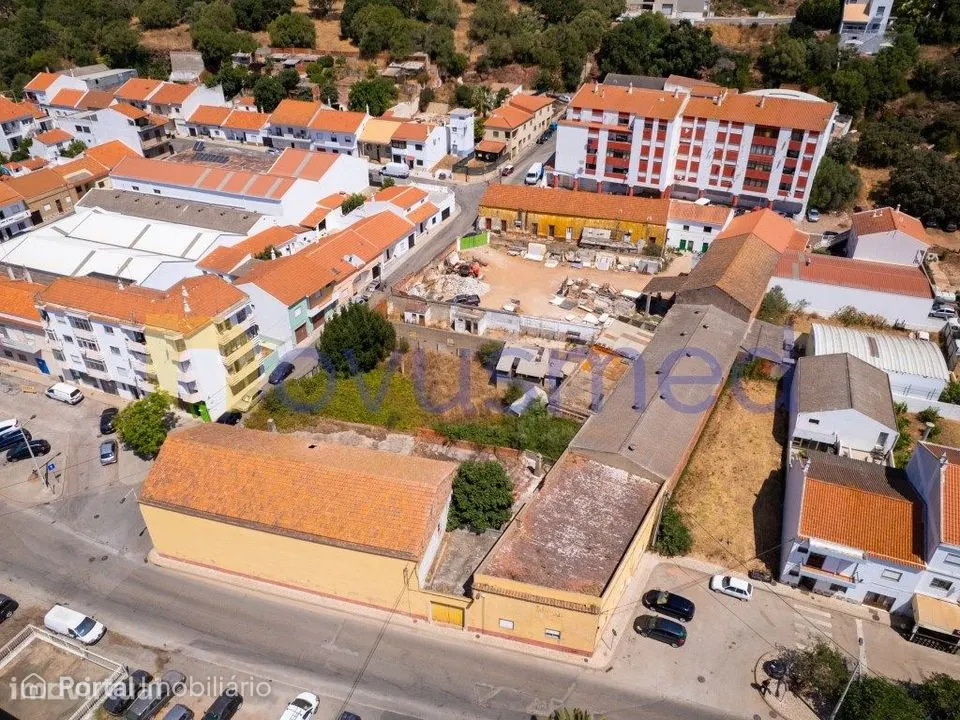 Armazém / Oficina com 1000 m2 de Terreno no Centro de São Bartolome...