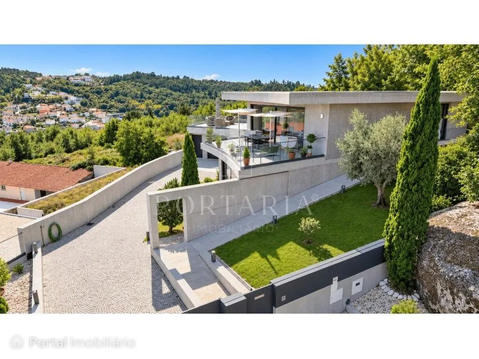 Moradia de Luxo com Piscina, Vista Deslumbrante e Privacidade - Viseu