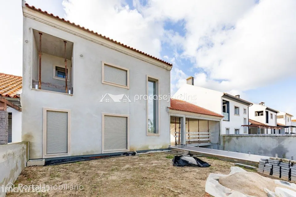 Moradia T3 com Garagem para 3 Viaturas a 5 Minutos de Leiria