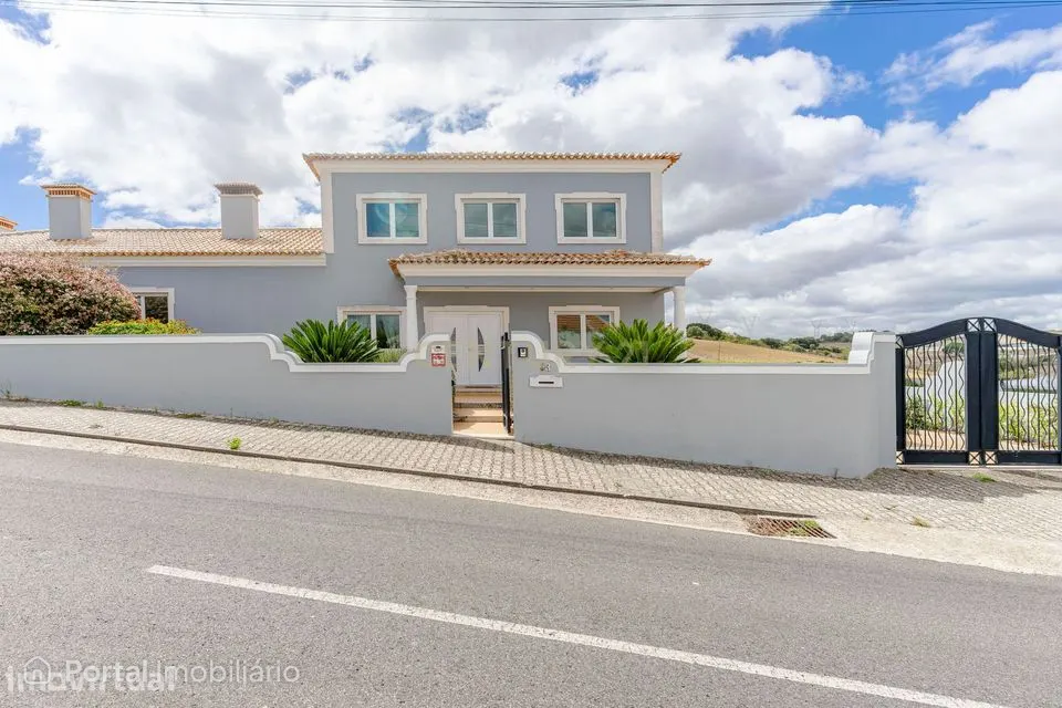 Moradia T4 com Piscina | 426 m² de Construção e Lote de 1.000 m² | Arr
