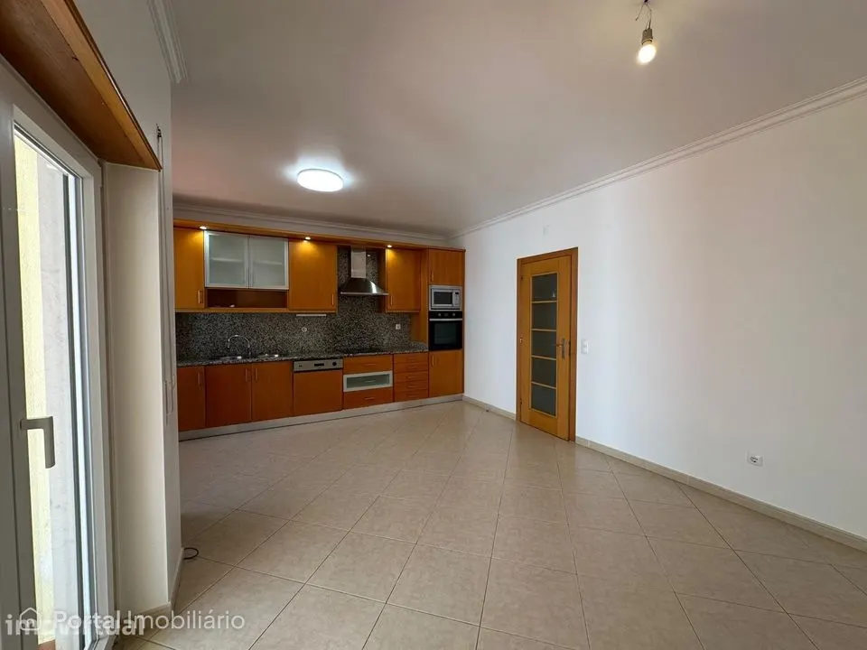 Moradia T3 com logradouro e garagem