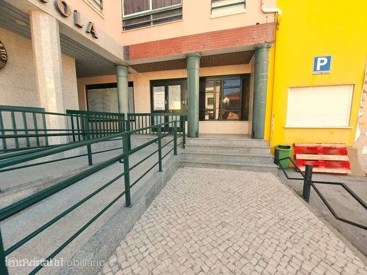 Loja no Centro de A dos Cunhados com 215 m²