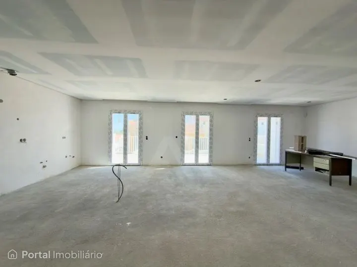 Apartamento T4+1 duplex remodelado com jacuzzi e garagens em Alcabi...