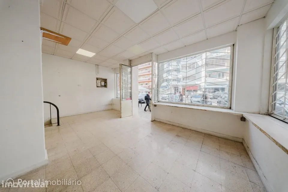 Espaço Comercial em Benfica, Lisboa | 185 m2 | Rés-do-Chão + Cave