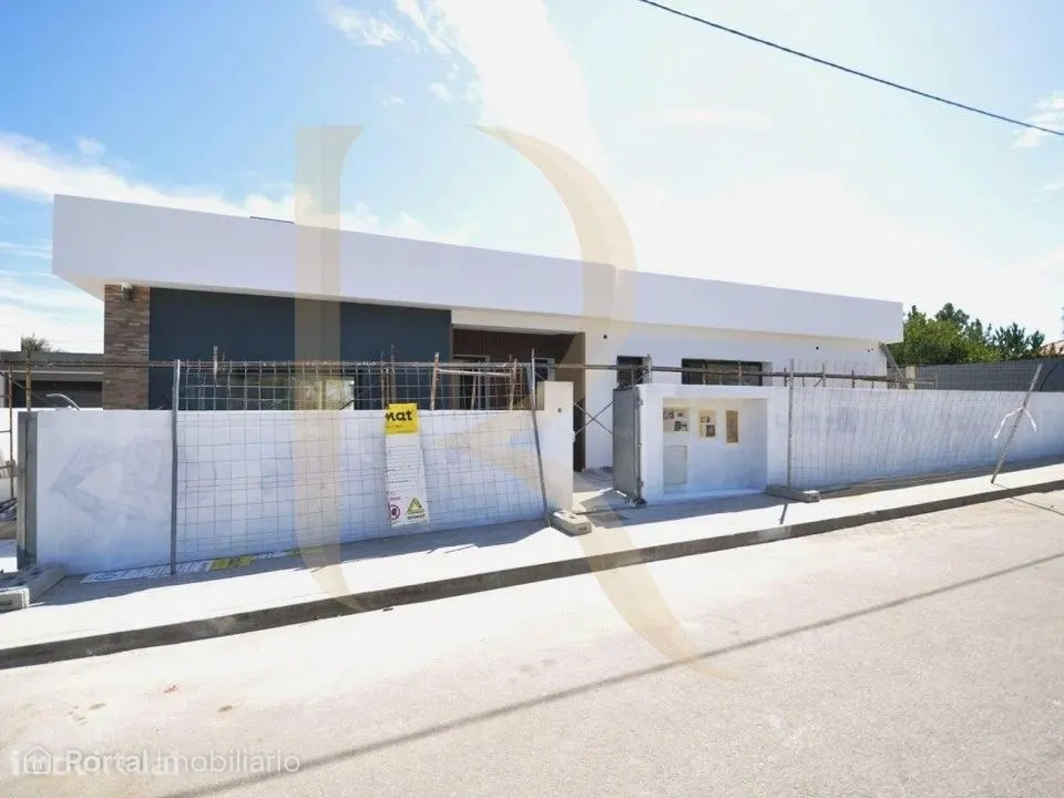 Moradia isolada térrea T4 nova com garagem e piscina na Quinta da M...