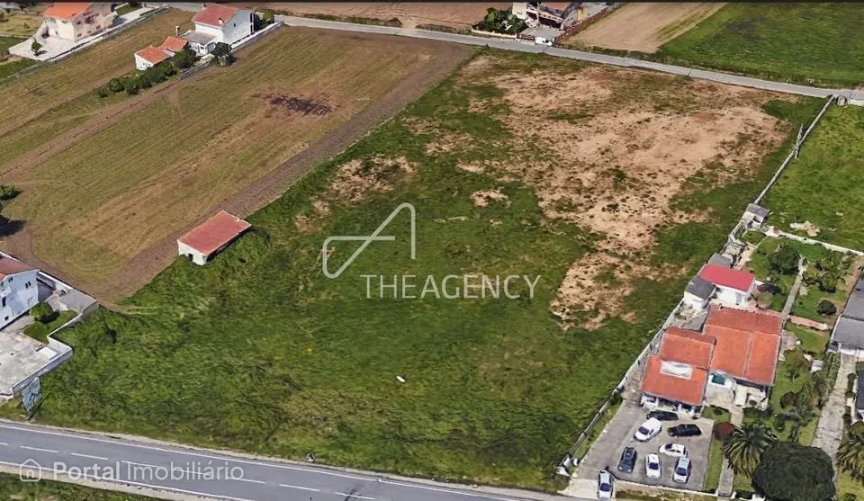 Terreno com cerca de 12.000 m2 junto à estrada nacional 109 e à entrada de Ovar