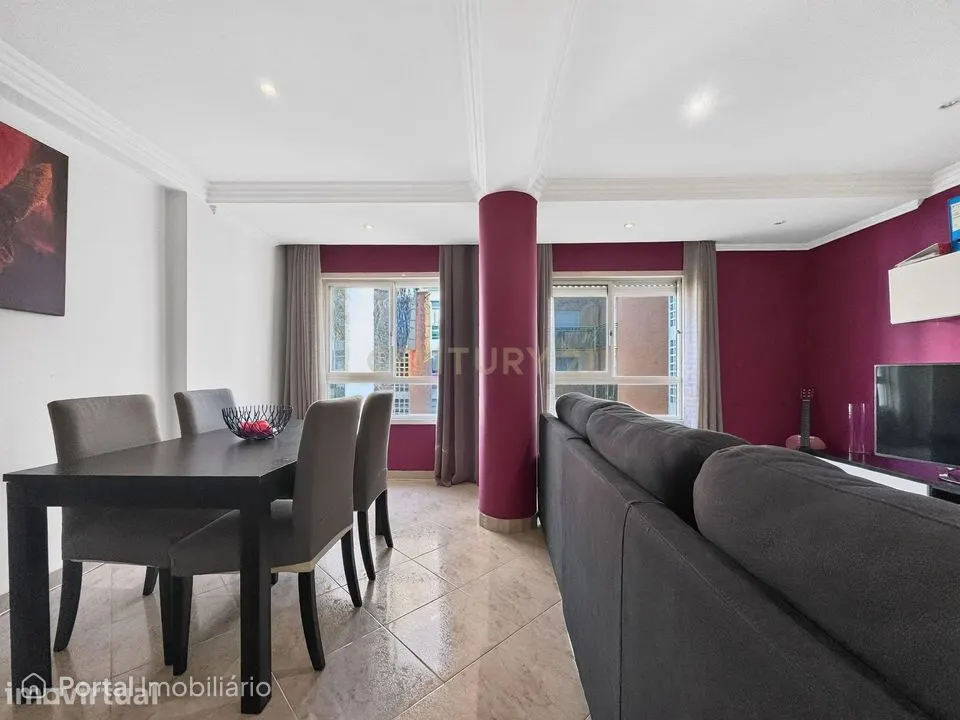 Apartamento T3 duplex com excelente distribuição de espaços, localizad