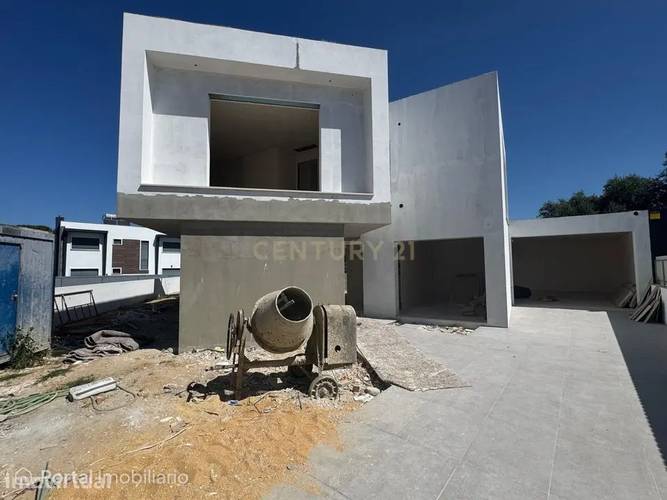 Moradia Moderna Isolada em Construção | Azeitão – Varzea
