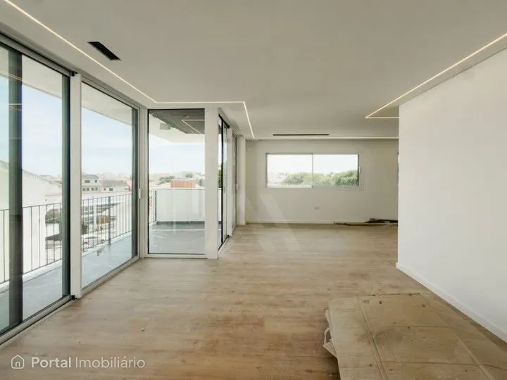 Moradia T5 na Amoreira com vista mar, piscina e jardim privativo