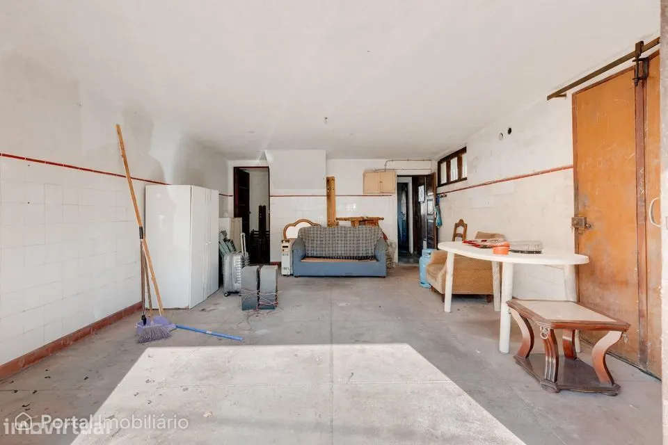 Moradia de 3 Pisos com Quintal para Remodelação em Vila Nova de Gaia
