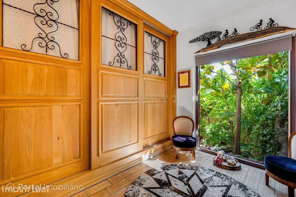 Propriedade com três habitações, piscina aquecida e sauna, num terreno