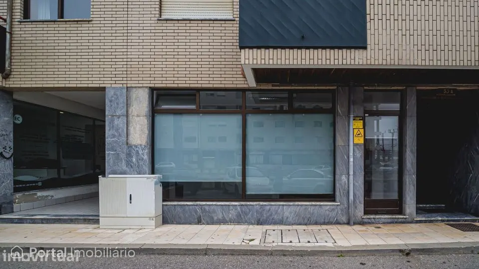 Imóvel comercial no rés do chão com montra e ar condicionado