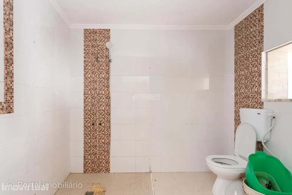 Moradia V5 inserida no rés do chão de uma moradia bifamiliar situada e