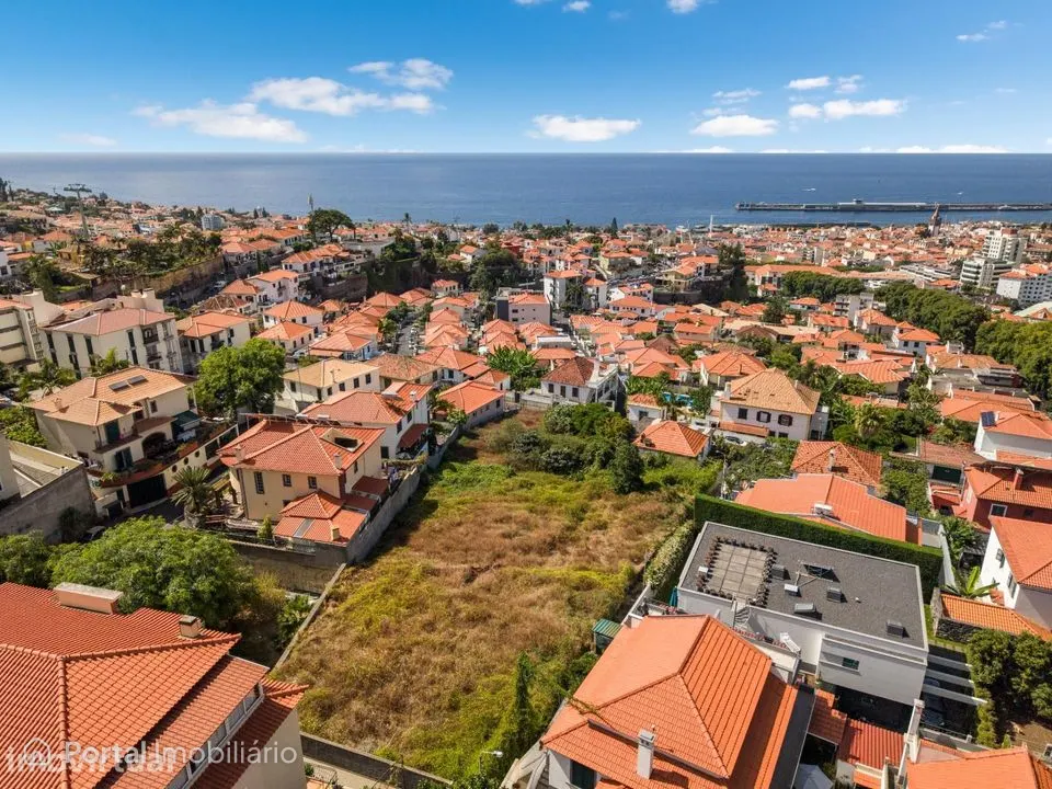 Terreno com projeto aprovado para quatro moradias de luxo com...