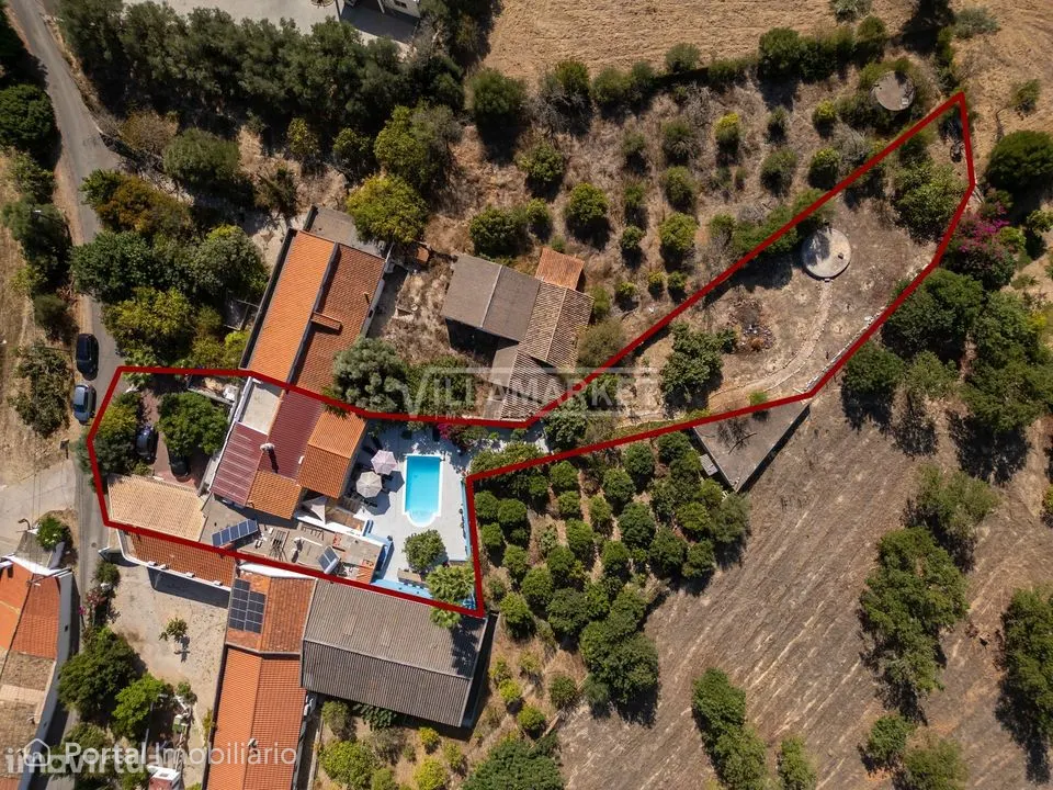 Quinta V5 de luxo totalmente remodelada com piscina inserida num terre