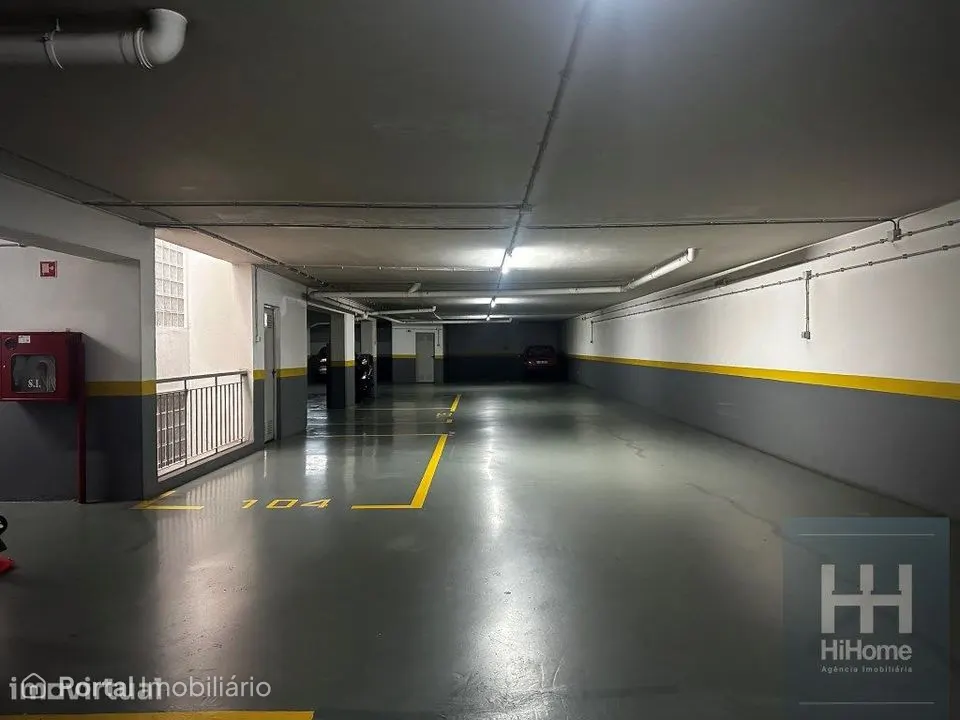 Estacionamento coberto no Edifício Costa Sol na Ajuda