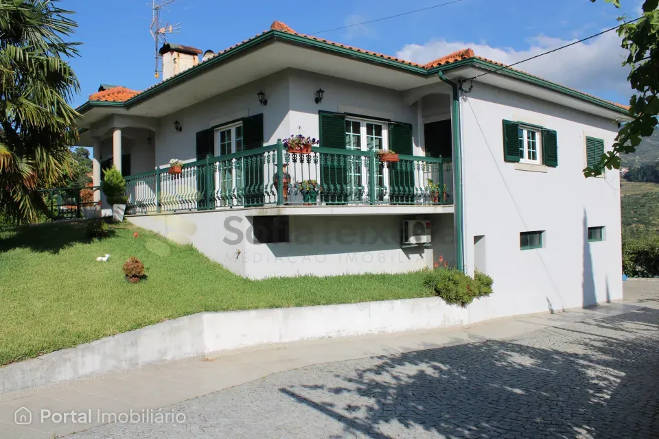 Moradia T4 com 11500m2 de terreno ,elevador e vista panorâmica sobre o rio Douro em Frende, Baião