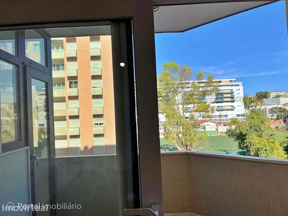 Apartamento T3 Remodelado com Parqueamento em Prédio Bem Localizado